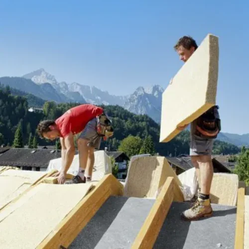 Wełna drzewna w budownictwie – właściwości, zalety i zastosowanie